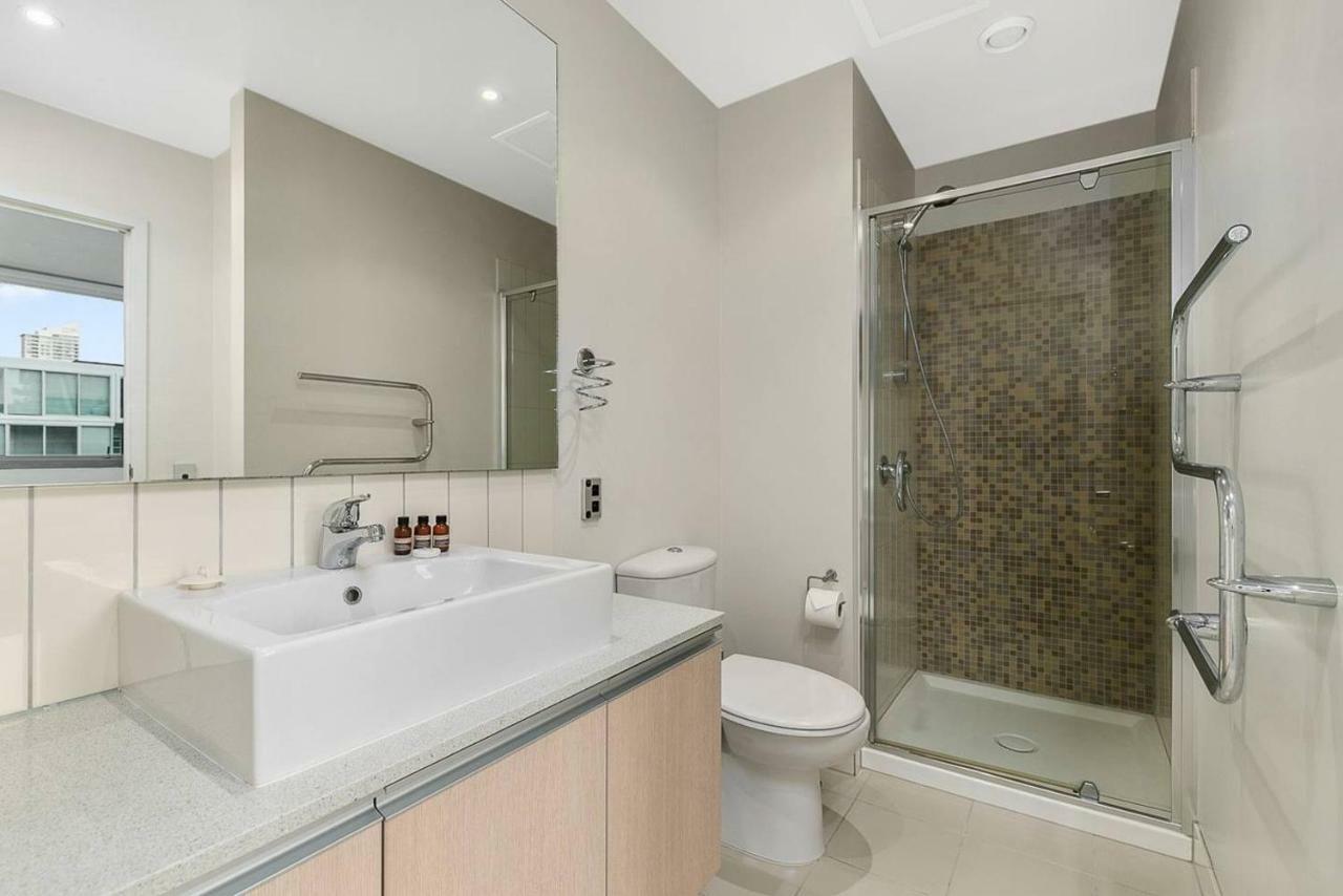 Two Bedroom Apartment - Pool, Gym & Free Parking! โอ๊คแลนด์ ภายนอก รูปภาพ